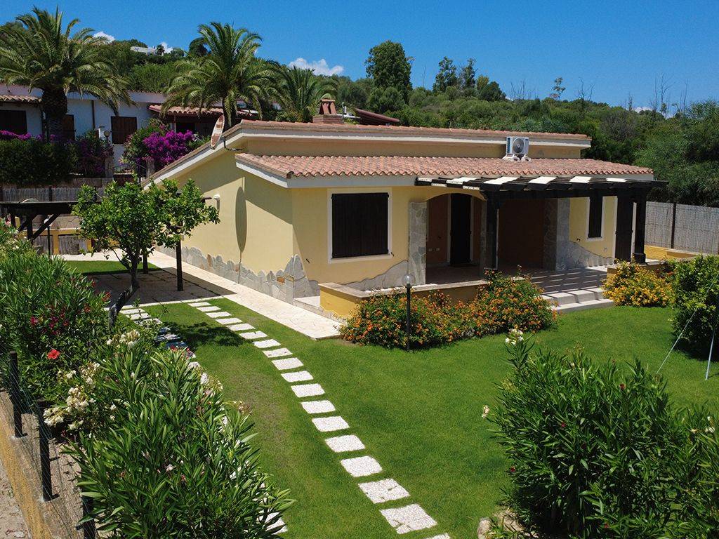Elegante villa indipendente con giardino a pochi passi dal mare
