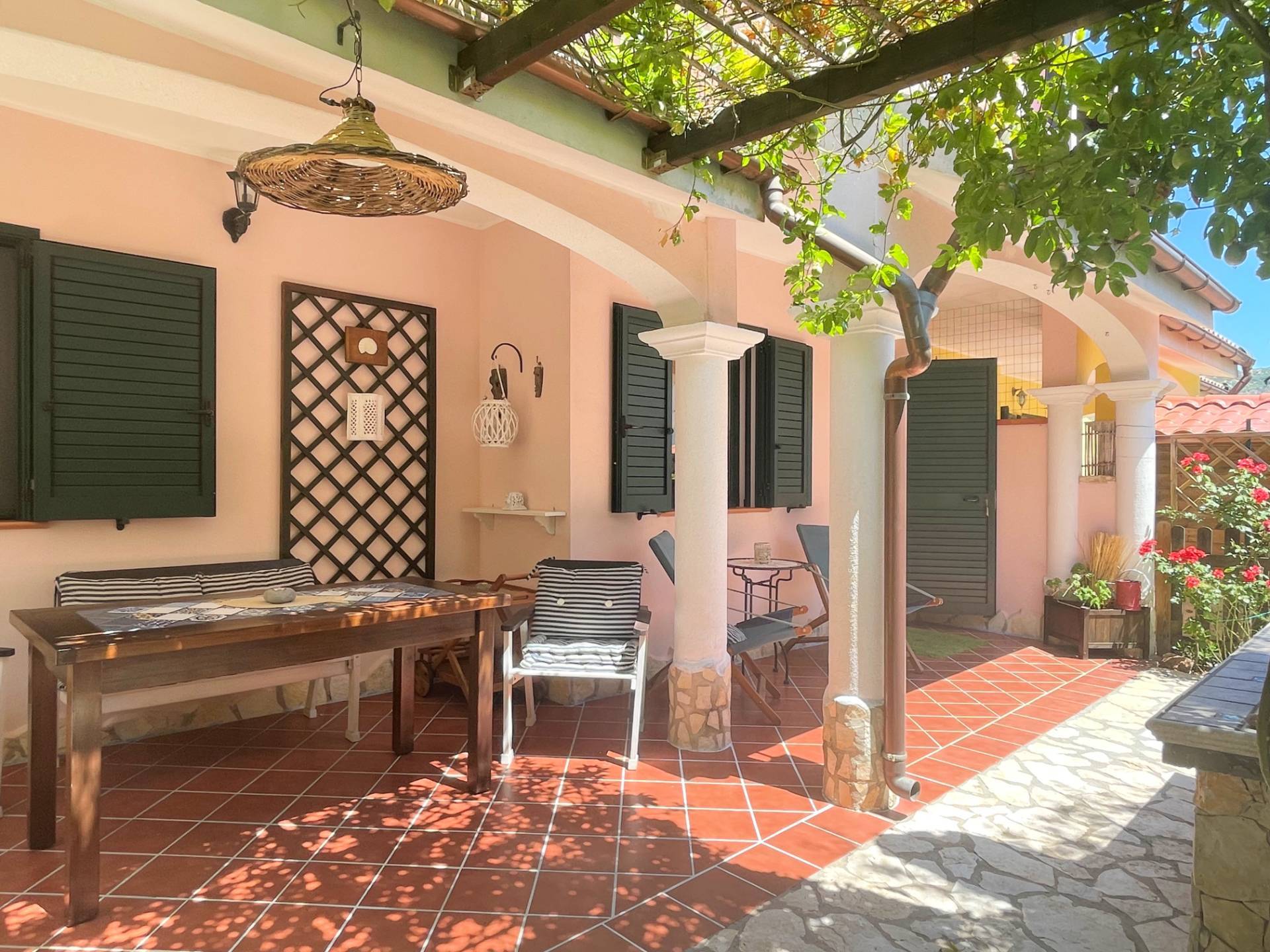 Villetta con cortile su tre lati nel cuore di Olia Speciosa