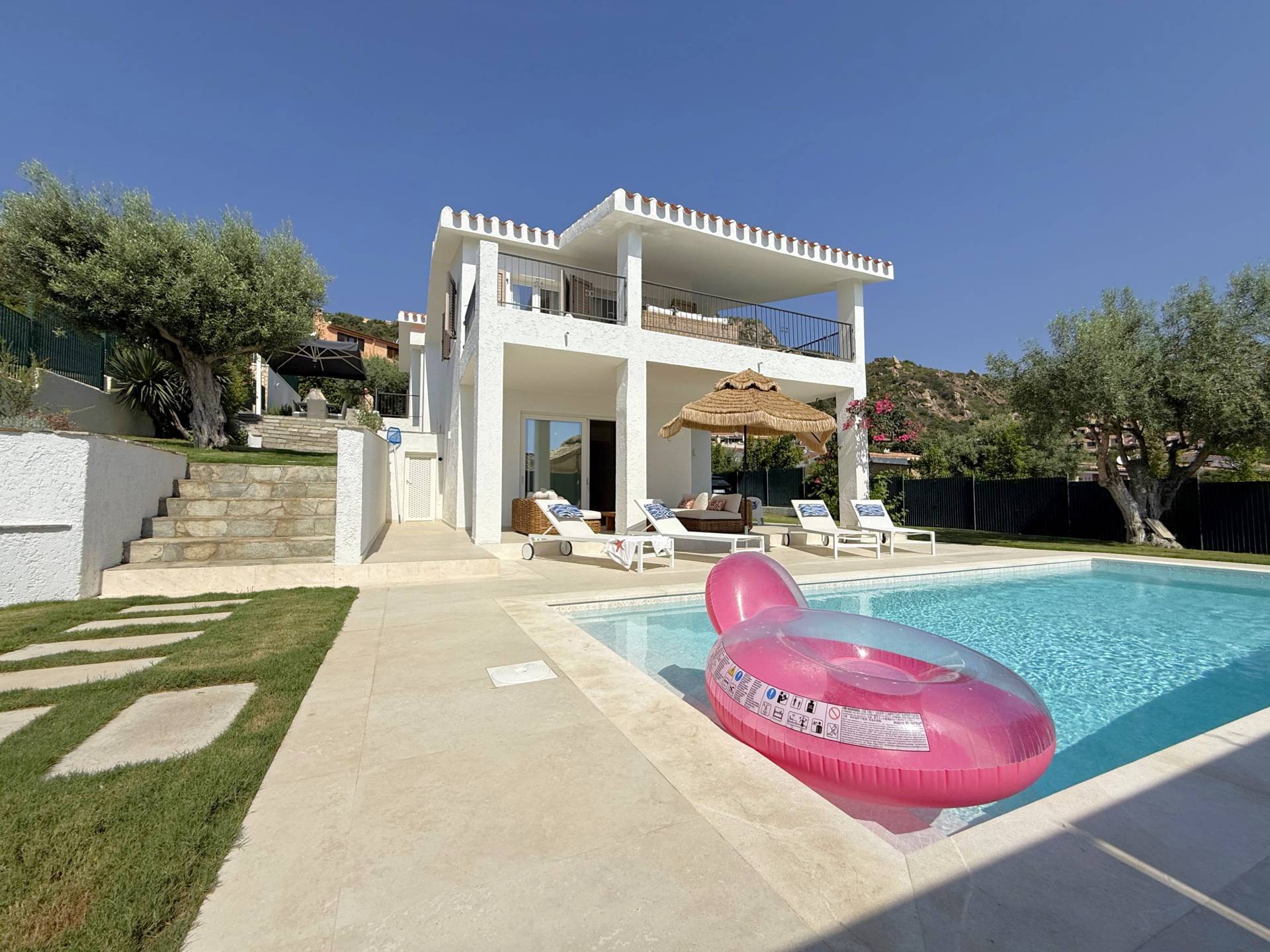 Elegante villa con piscina a pochi passi dal mare