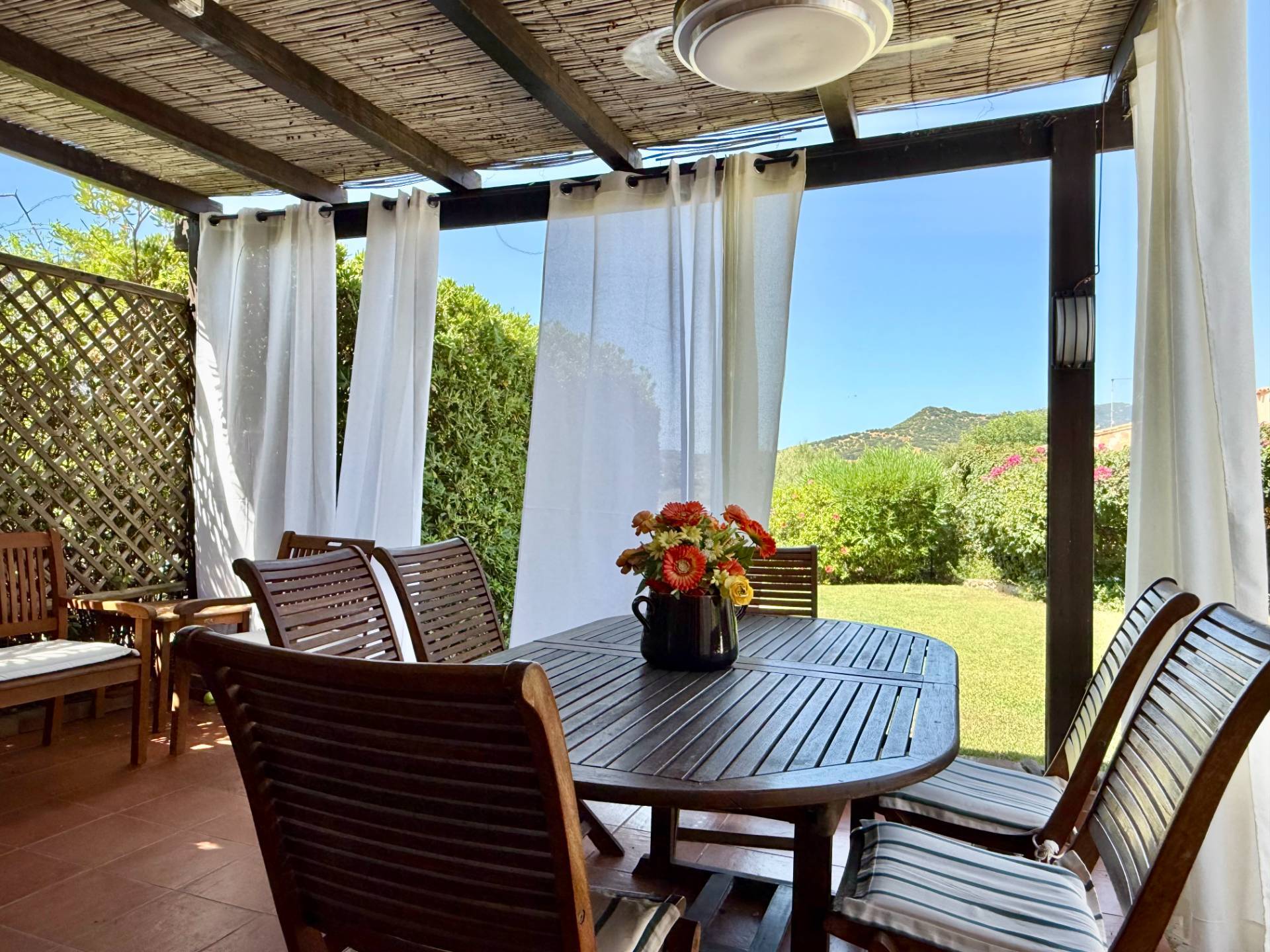 Splendida villetta con ampio giardino a pochi passi dal mare 