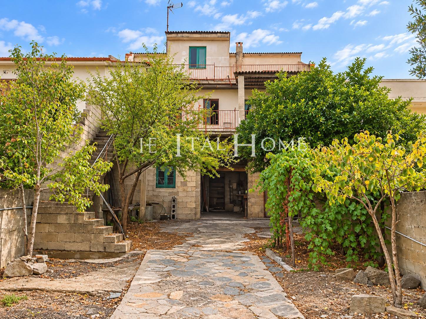 Casa di corte su tre livelli con terrazze panoramiche