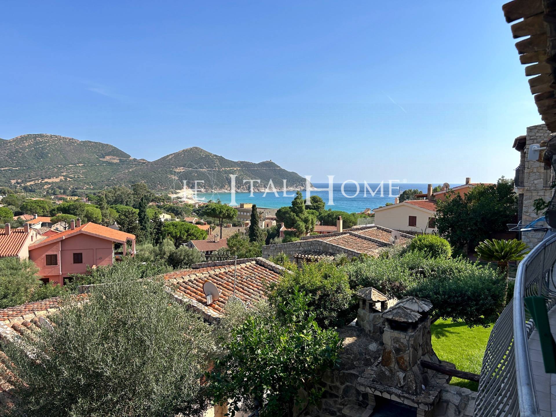 Villetta a schiera con balcone vista mare e terrazza con barbecue